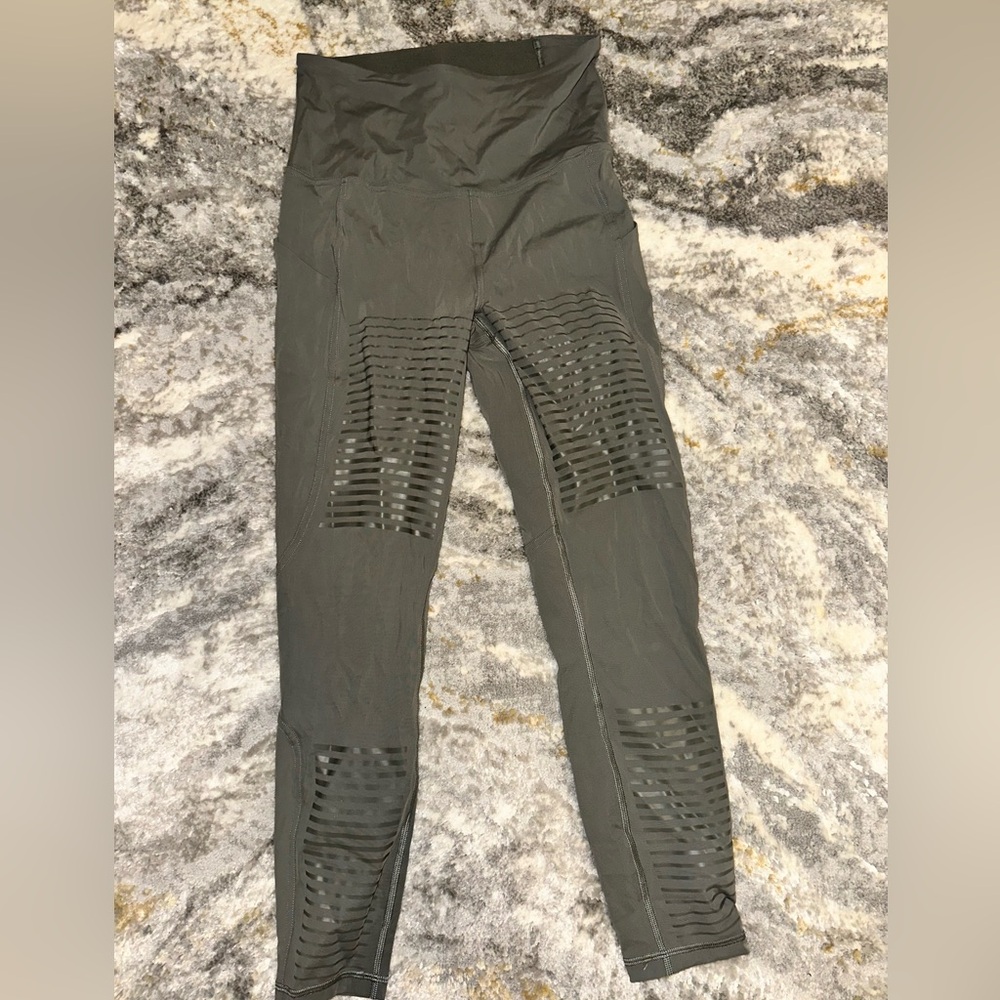 Lululemon Tech Green Leggings with embossed Moto stripes 25’’